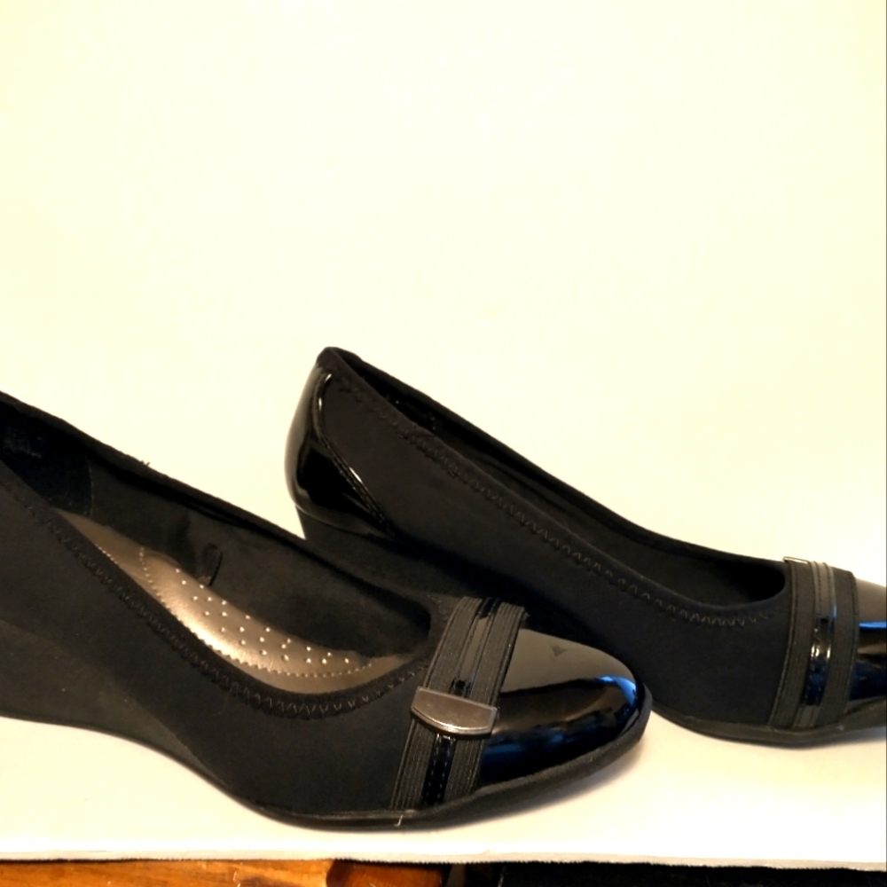 Black wedges
